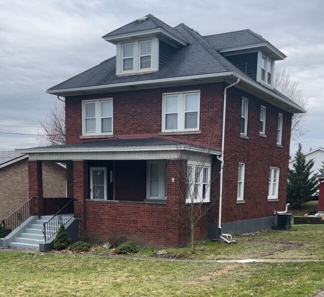 Building Photo - 1st month free w/ 2 or 3 year lease on lar...