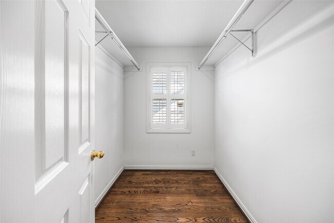 Building Photo - 1422 Gardenia Dr