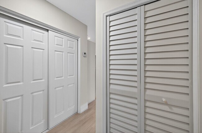 Building Photo - Wilton Manors