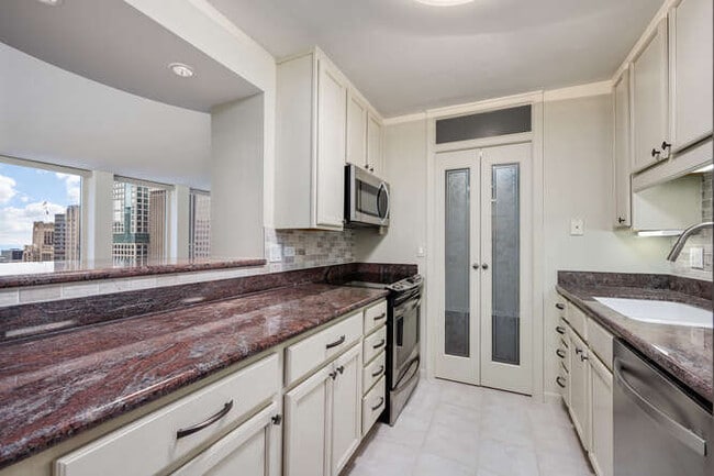 Building Photo - 111 E Chestnut St