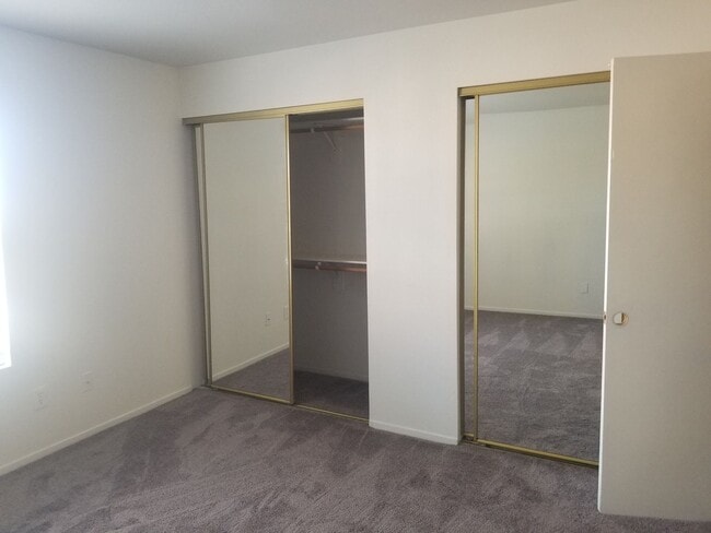 Building Photo - SW 3 Bedroom Condo!