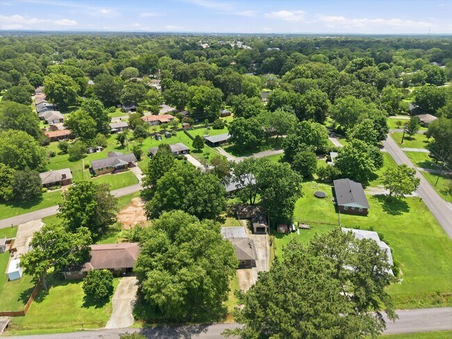 Building Photo - 704 Jackson Dr