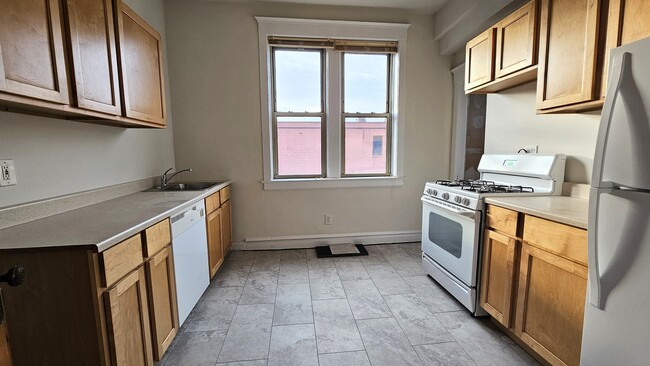 Building Photo - 3800 N Wilton Ave