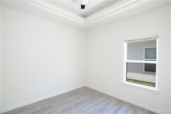 Building Photo - 1704 W Garrison Dr