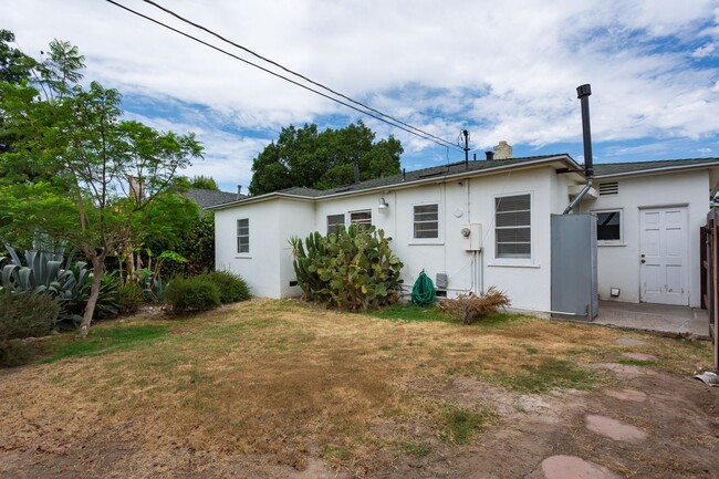 Building Photo - Charming Vintage Home in College East