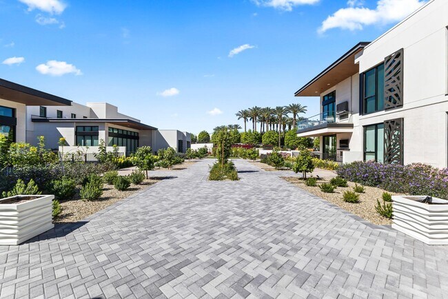 Building Photo - 6587 N Palmeraie Blvd