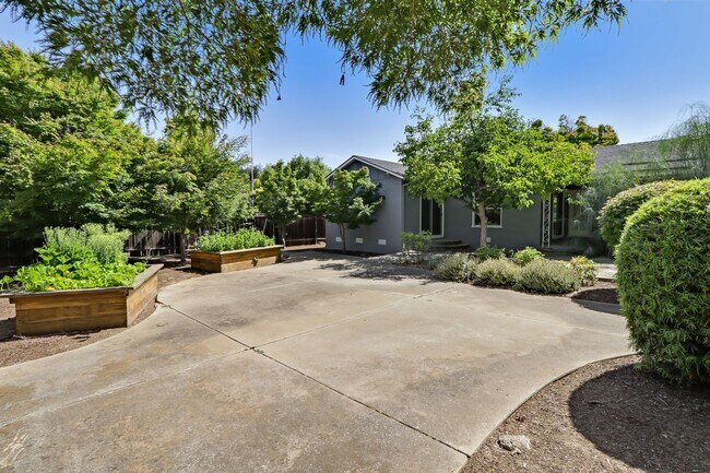 Building Photo - Los Altos 4-Bedroom with Fireplace, EV Hoo...