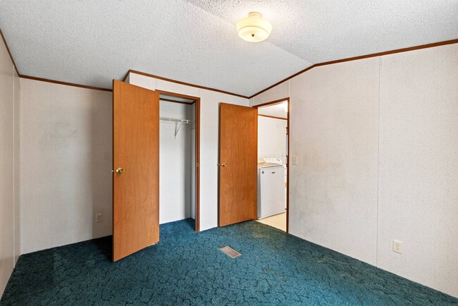 Building Photo - 162 Gill Rd