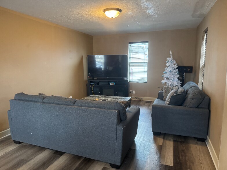 Building Photo - 3113 S 60th St