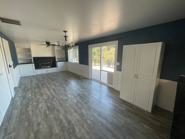 Building Photo - 3 Bedroom, Pet Friendly Home with Large Fe...