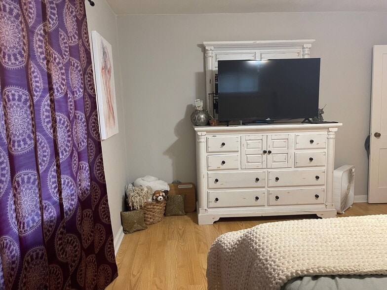 Bedroom - 138 W 51st St