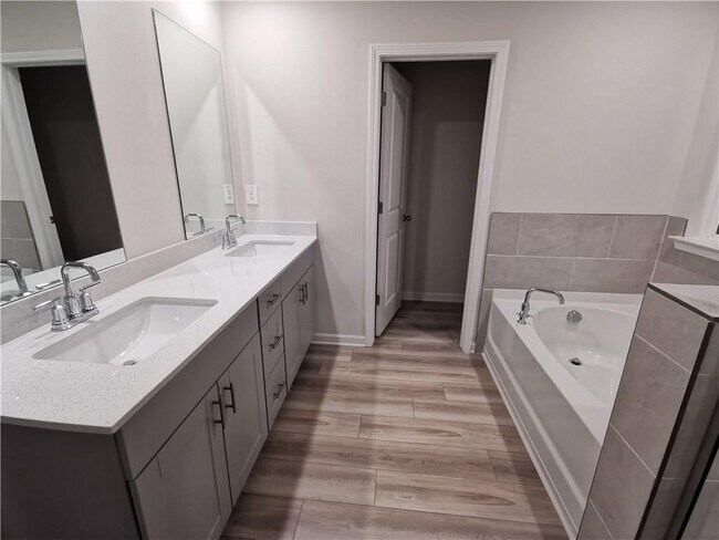 Building Photo - 5814 Un Grv Dr