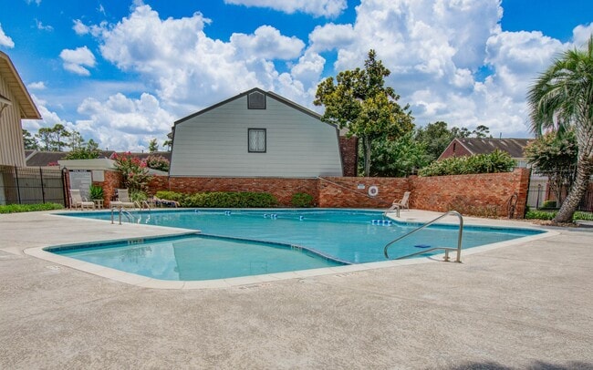 Building Photo - 402 Bendwood Dr
