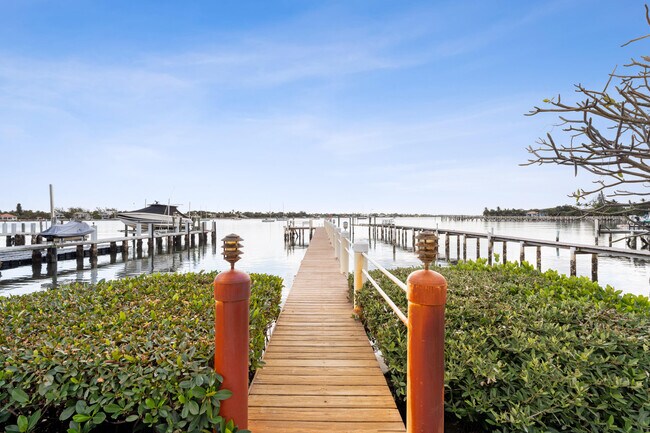 Building Photo - 114 S Lake Dr