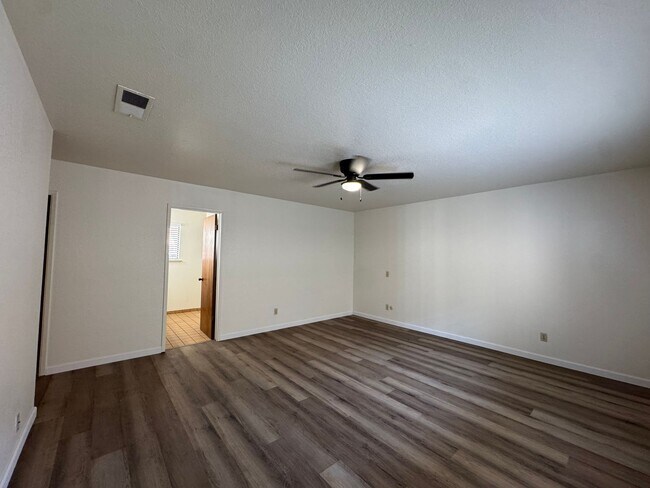 Building Photo - 657 W Escalon Ave