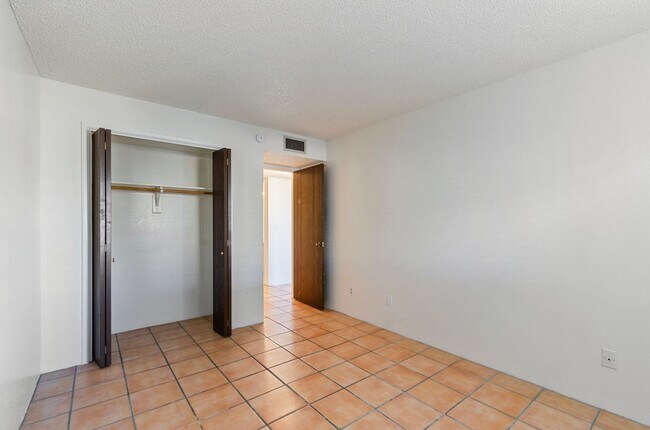 Building Photo - Cozzy Townhome with incredible mountain views! New Kitchen Appliances!