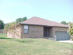 Building Photo - All Brick 3 Bedroom 2 Bath 2 Car Garage Ne...