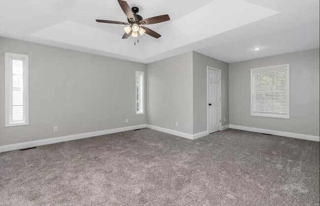 Building Photo - 5 Bedroom Home Located in Waynesville, MO!