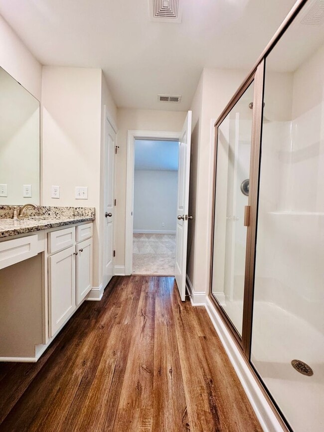 Building Photo - Convenient and Spacious Townhome