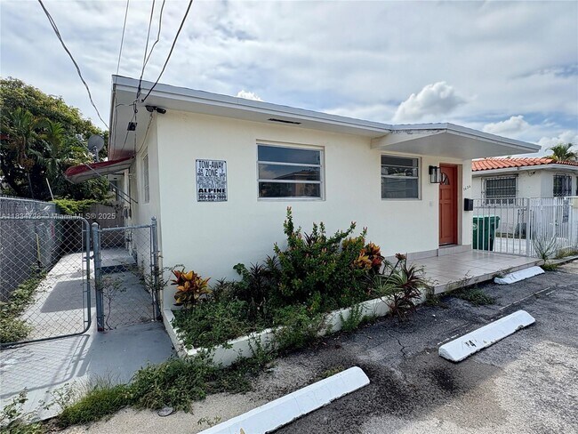 Building Photo - 1434 SW 22nd Ave