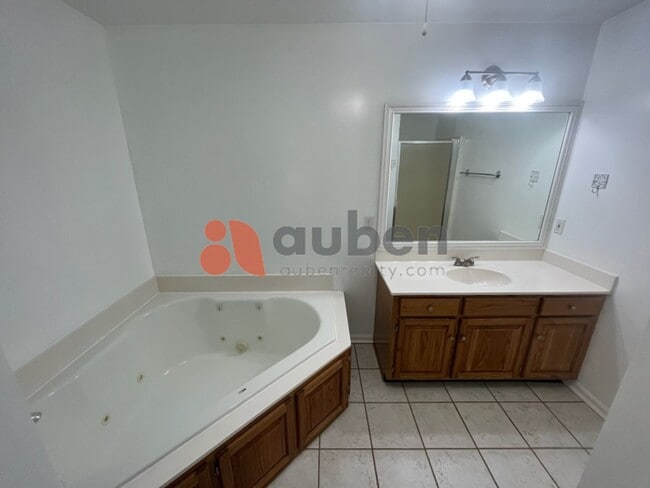 Building Photo - Charming 3 Bedroom 2.5 Bathroom in Ooltewah!