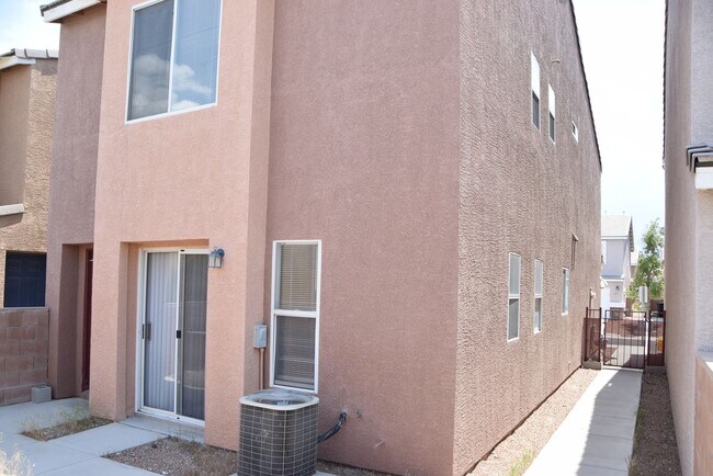 Building Photo - NE GATED COMMUNITY WITH POOL