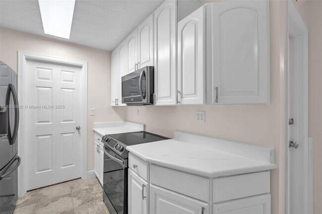 Building Photo - 250 E Royal Palm Rd