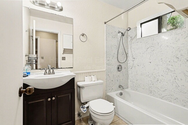 Building Photo - 815 E 28th St