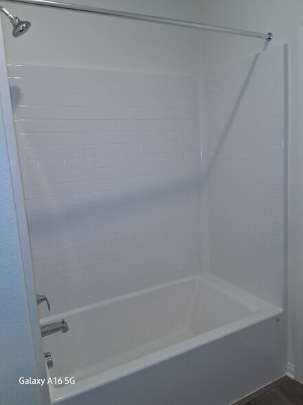 2nd Hall Tub/Shower - 30570 Greenfield Dr