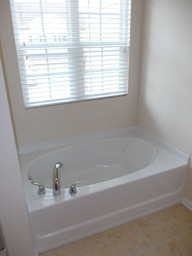 Building Photo - 3 Bed 2.5 Bath 2 story townhome in Christe...