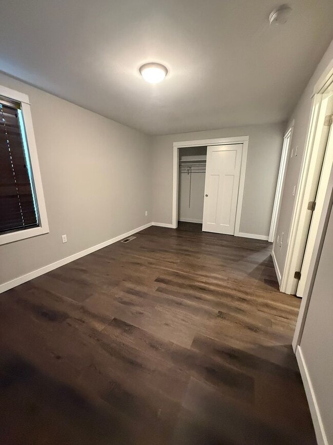 Building Photo - Beautifully renovated Pet Friendly Two Bed...