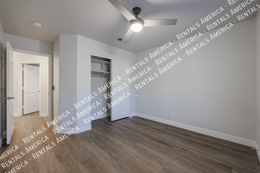 Building Photo - 1044 W Todd Dr