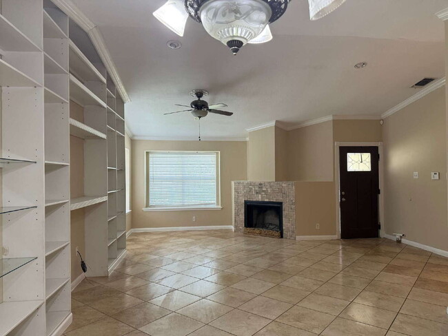 Building Photo - Beautiful Kitchen and Open Floor Plan