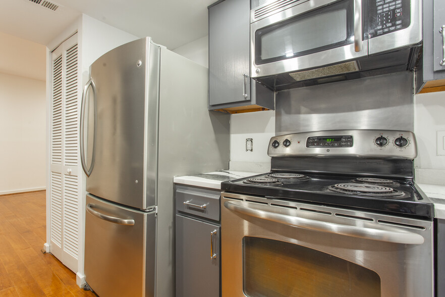 Kitchen - 1035 Spruce St