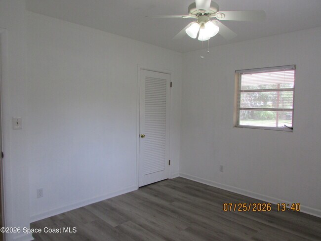 Building Photo - 211 W Laila Dr