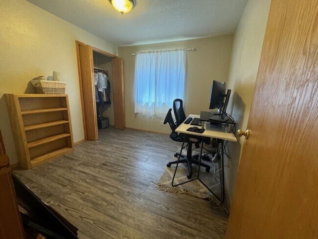 Building Photo - Single level home close to the hospital