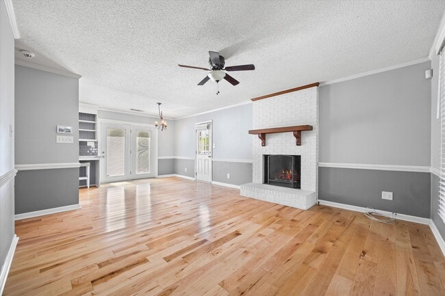 Building Photo - Updated and well maintained 3 bedroom, 2 b...