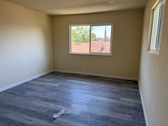 Building Photo - VACANT DOWNTOWN APARTMENT REDONE TO THE 10...