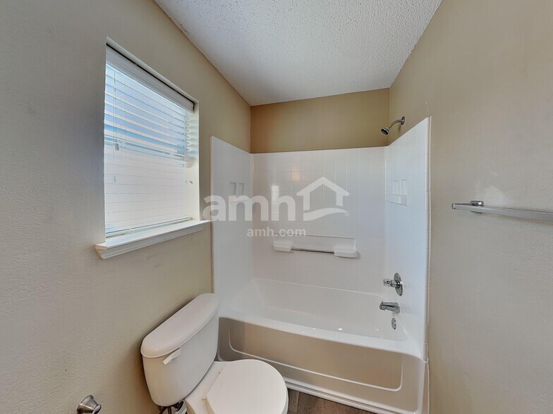 Building Photo - 321 Quail Run Rd