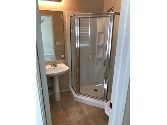 1st BR en-suite bathroom - 801 Almond Rd