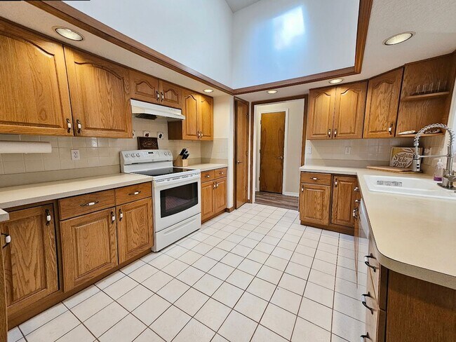 Building Photo - Charming 2 Bed, 2 Bath Home for Rent in Spring Hill (34609) – Spacious, Bright, and Perfectly Loc...