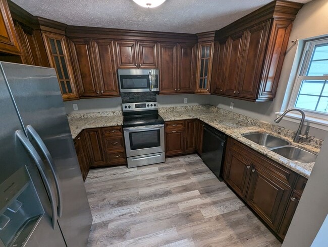 Building Photo - 1615 Skiffes Creek Cir