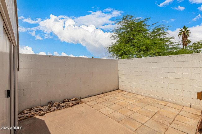 Building Photo - 425 W Pebble Beach Dr