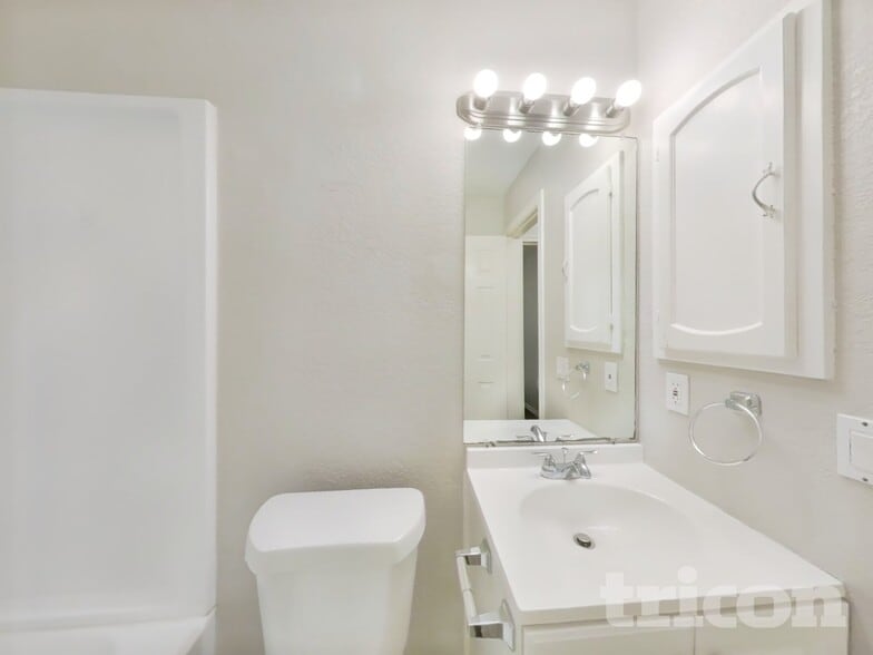 Building Photo - 2214 Townhall Ln