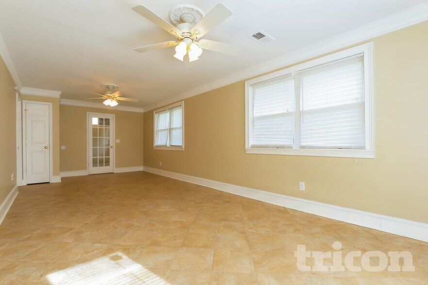 Building Photo - 6583 Oakwood Dr