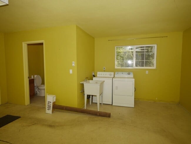 Building Photo - 16870 Alpine Dr