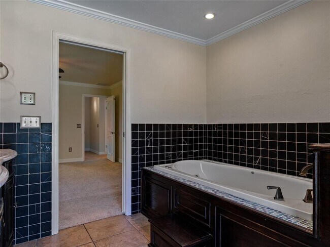 Building Photo - 3025 Pine Ridge Rd