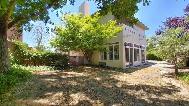 Building Photo - Beautiful 4 Bedroom 2.5 Bathroom House Located In The NE!