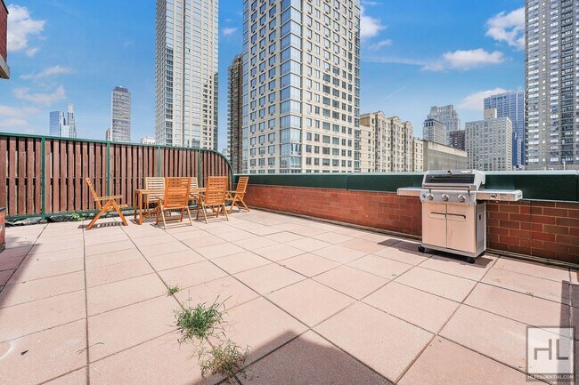 Building Photo - W 60th St