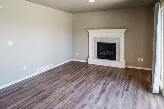 Building Photo - Beautiful Single Family Home Located on Th...